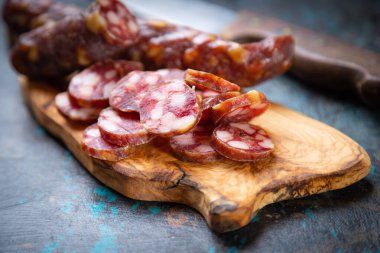 Haşlanmış domuz eti sosisi, sucuk ve sosise benzer.