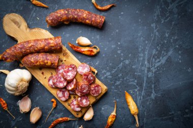 Haşlanmış domuz eti sosisi, sucuk ve sosise benzer.