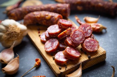 Haşlanmış domuz eti sosisi, sucuk ve sosise benzer.