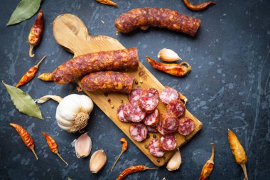 Haşlanmış domuz eti sosisi, sucuk ve sosise benzer.