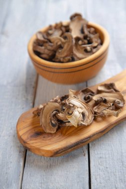 Kurutulmuş düğme mantarları, pişirmede baharat olarak kullanılan sağlıklı besin maddeleri.