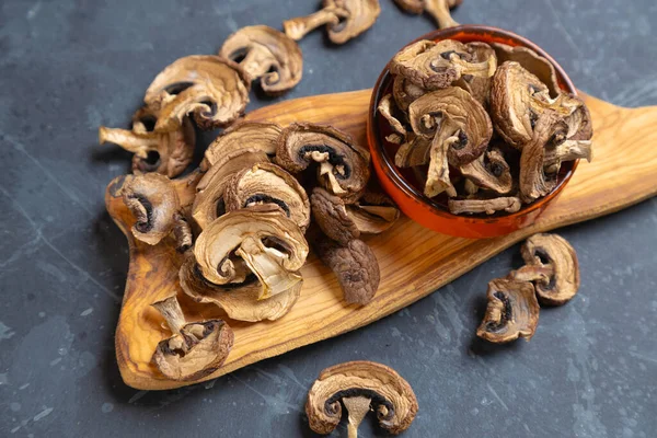 干燥的钮扣蘑菇 健康食品配料 烹调时用作调味品 — 图库照片