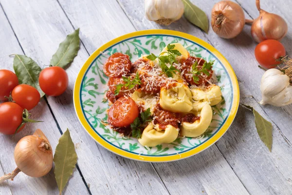 Klasyczny Włoski Tortellini Ser Wypełniony Makaronem Sosie Pomidorowym — Zdjęcie stockowe