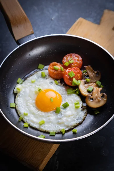 Lado Soleado Hasta Huevos Fritos Con Setas Tomate Cherry — Foto de Stock