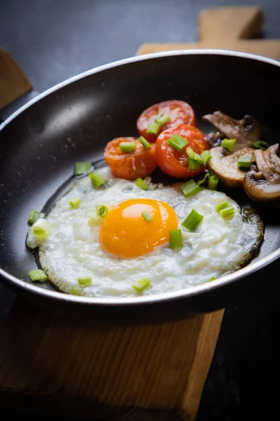 Lado Soleado Hasta Huevos Fritos Con Setas Tomate Cherry — Foto de Stock