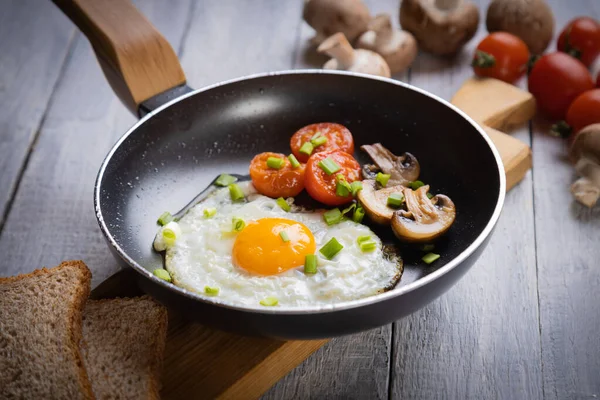 Lado Soleado Hasta Huevos Fritos Con Setas Tomate Cherry —  Fotos de Stock