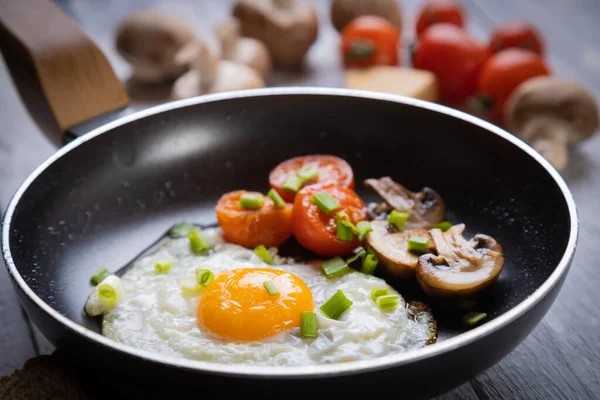 Lado Soleado Hasta Huevos Fritos Con Setas Tomate Cherry — Foto de Stock