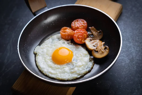 Lado Soleado Hasta Huevos Fritos Con Setas Tomate Cherry — Foto de Stock