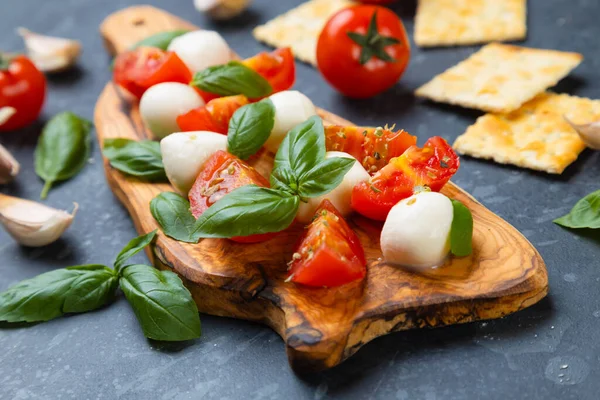 Salada Caprese Italiana Fresca Com Queijo Mussarela Tomate Manjericão — Fotografia de Stock