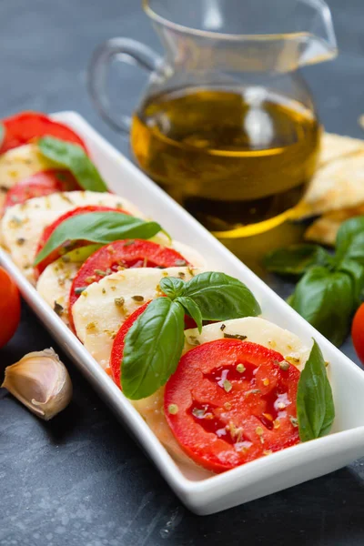 Salada Caprese Italiana Fresca Com Queijo Mussarela Tomate Manjericão — Fotografia de Stock