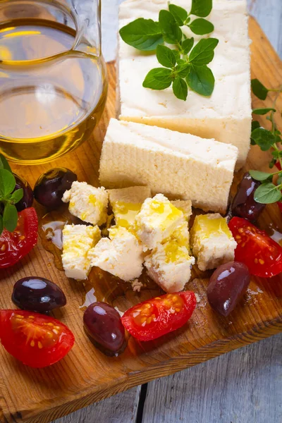 Fette Formaggio Feta Greco Con Olive Kalamata Erbe Aromatiche — Foto Stock