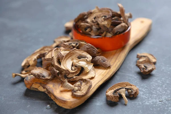 干燥的钮扣蘑菇 健康食品配料 烹调时用作调味品 — 图库照片