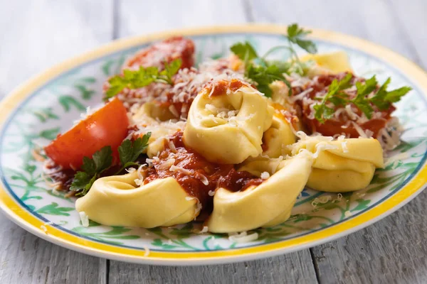 Klasické Italské Tortellini Těstoviny Plněné Sýrem Rajčatové Omáčce — Stock fotografie