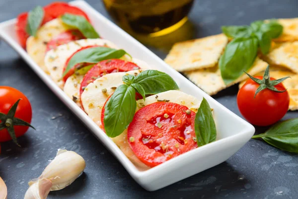 Frischer Italienischer Caprese Salat Mit Mozzarella Tomaten Und Basilikum — Stockfoto