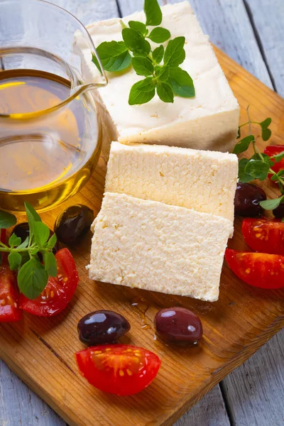 Griekse Plakjes Feta Kaas Met Kalamata Olijven Kruiden — Stockfoto