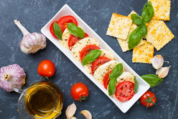 Frischer Italienischer Caprese Salat Mit Mozzarella Tomaten Und Basilikum — Stockfoto