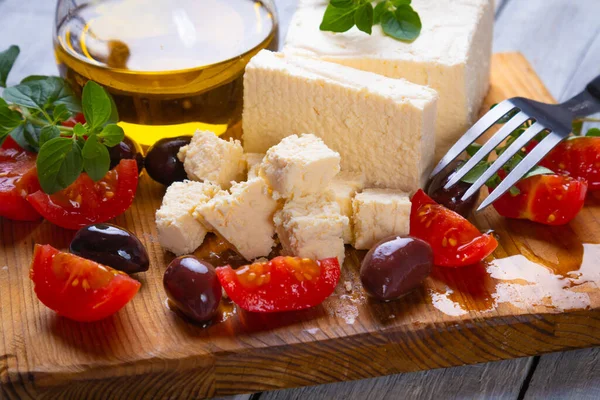 Griechischer Feta Käse Mit Kalamata Oliven Und Kräutern — Stockfoto