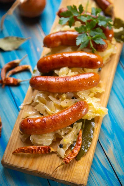 Grilled German Sausage Links Served Sauerkraut Sour Cabbage — Stock Photo, Image