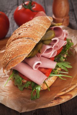 Denizaltı sandviç salam ile