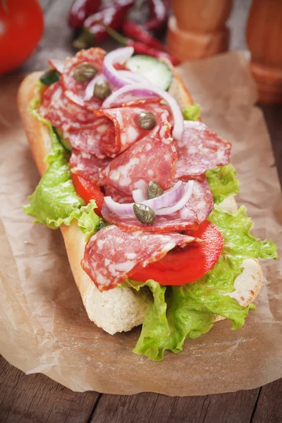 Sanduíche submarino com salame — Fotografia de Stock