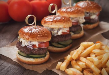 Mini hamburger patates kızartması ile