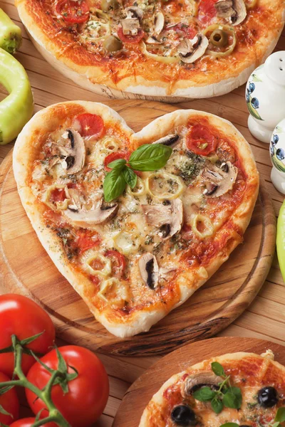 Hart-vormige funghi pizza — Stockfoto