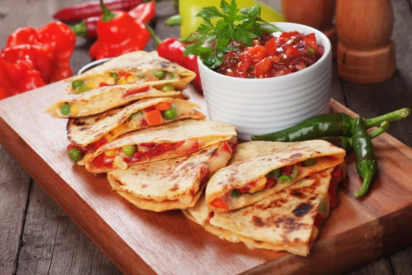 Quesadillas met salsa — Stockfoto