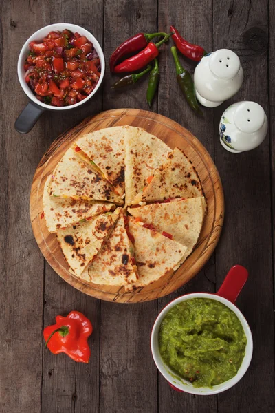 Quesadillas with guacamole and salsa — Stock Photo, Image