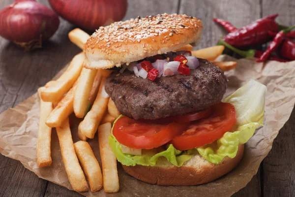 Hamburger ve patates kızartması — Stok fotoğraf