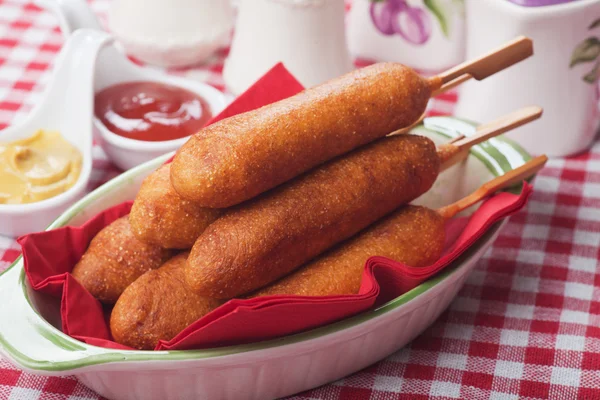 Cane di mais con ketchup e senape — Foto Stock