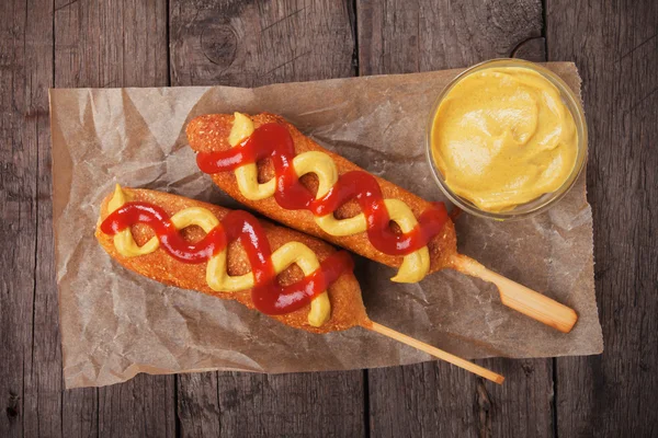 Cão de milho com ketchup e mostarda — Fotografia de Stock