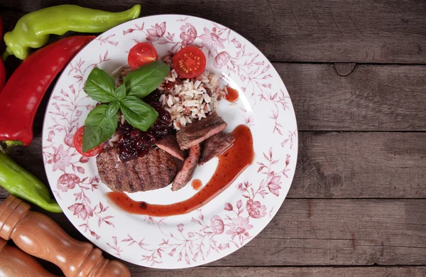 Filete a la parrilla en salsa de arándanos —  Fotos de Stock