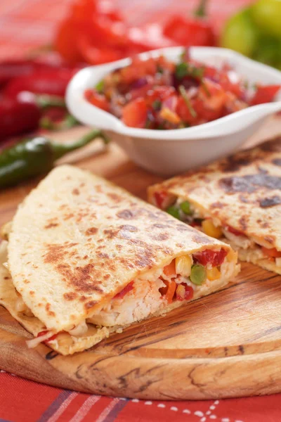 Quesadillas med kycklingkött och grönsaker — Stockfoto