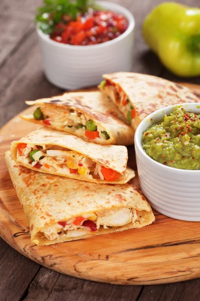 Quesadillas com carne de frango e legumes — Fotografia de Stock