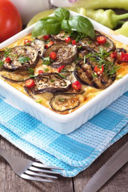 Patlıcan ve biber ile musakka çanak