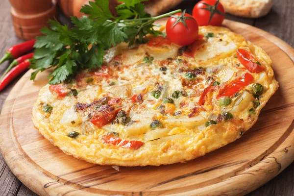 Tortilla, spansk omelett med potatis och grönsaker — Stockfoto