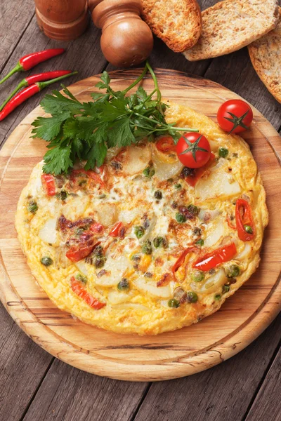 Tortilla, omeletu s brambory a zeleninou — Stock fotografie