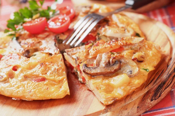 Tortilla, spanisches Omelett mit Pilzen und Tomaten — Stockfoto