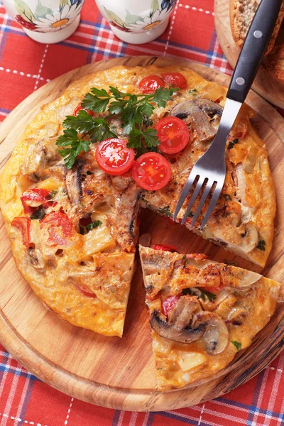 Tortilla, Spaanse omelet met champignons en tomaat — Stockfoto