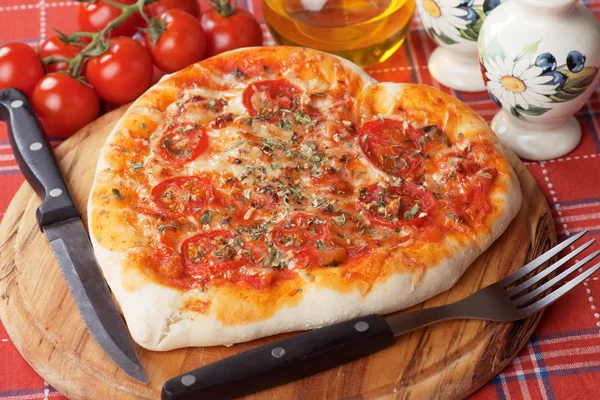 Pizza a forma di cuore margherita — Foto Stock