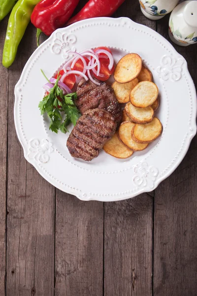 Carne de res a la parrilla —  Fotos de Stock