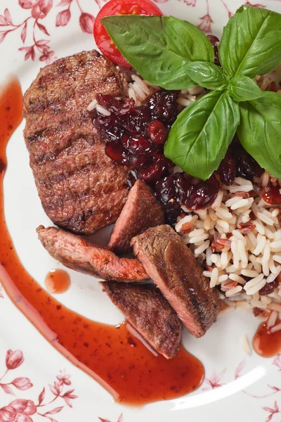 Roston sült steak wit rizs és vörösáfonya szósszal — Stock Fotó