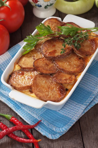 Moussaka maträtt med potatis och chili peppar — Stockfoto