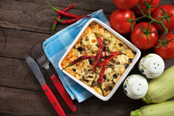 Moussaka skålen med aubergine och chili peppar — Stockfoto