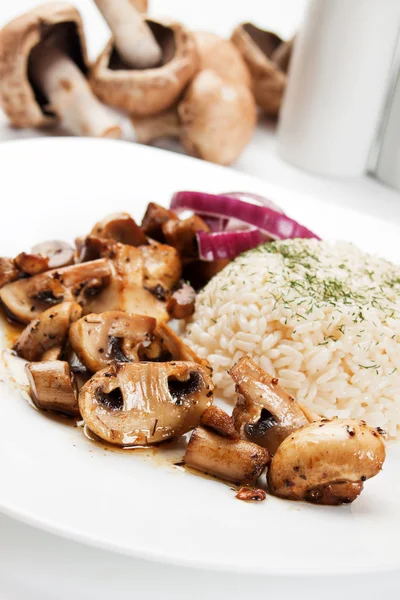 Gegrilde champignons met rijst — Stockfoto