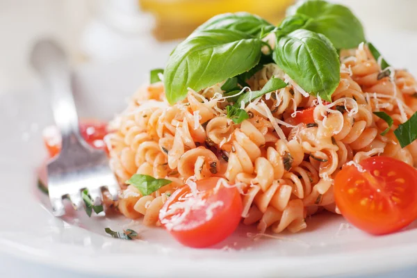 Makaron Fusilli w sosie pomidorowym — Zdjęcie stockowe