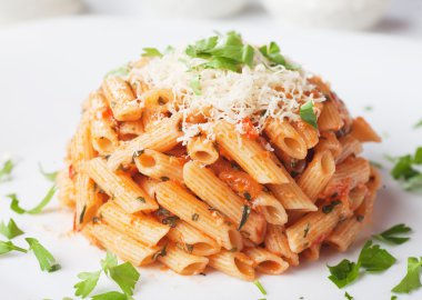 Penne rigate makarna parmesan peyniri ile