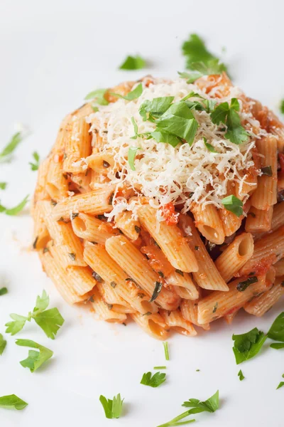 Penne rigate pasta com queijo parmesão — Fotografia de Stock