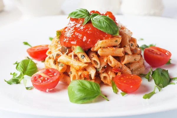 Penne rigate pasta med tomatsås — Stockfoto