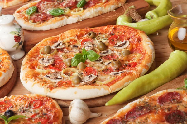 Funghi pizza met hete pepers — Stockfoto